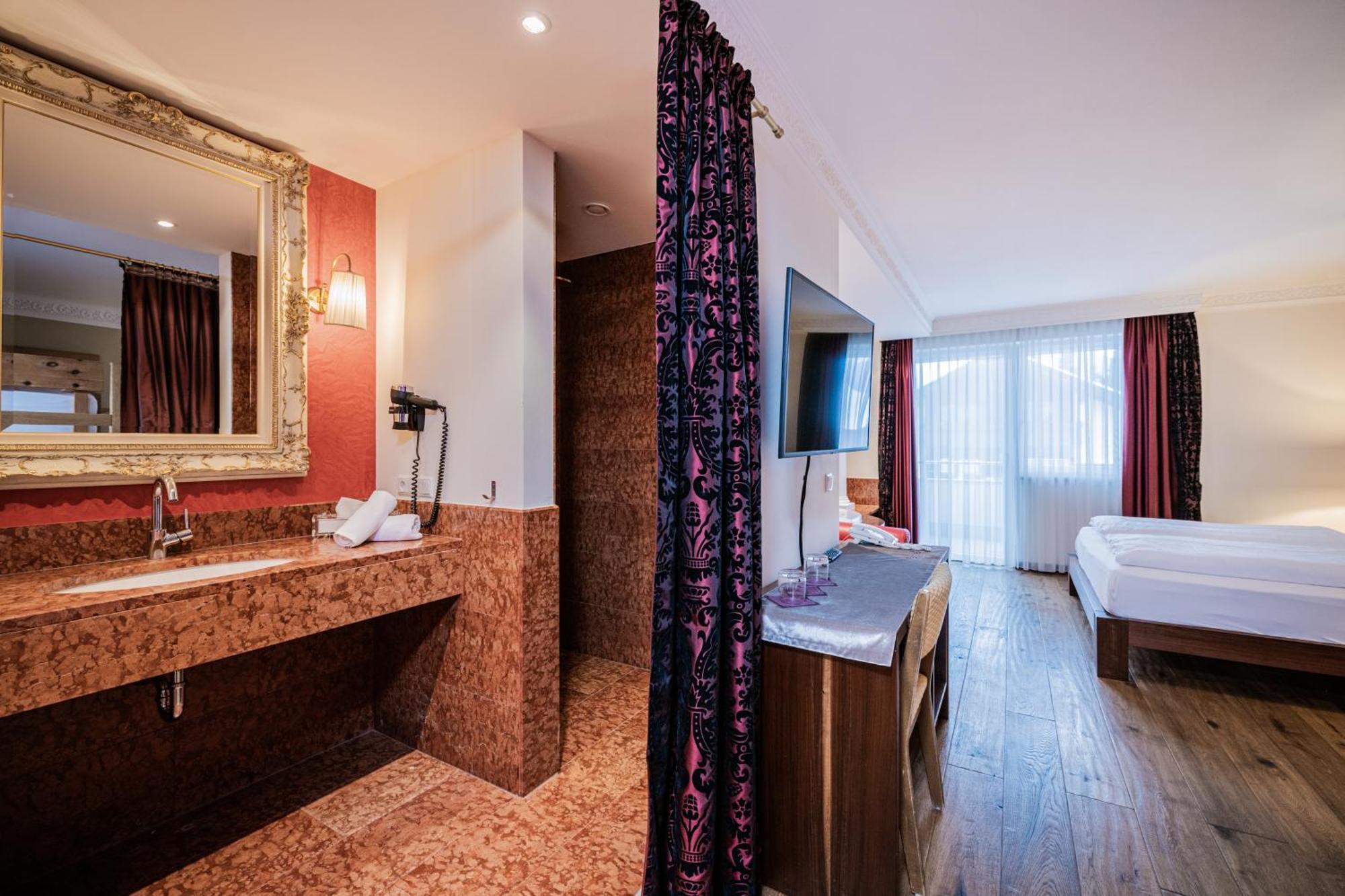 Hotel Fameli Olang Екстериор снимка
