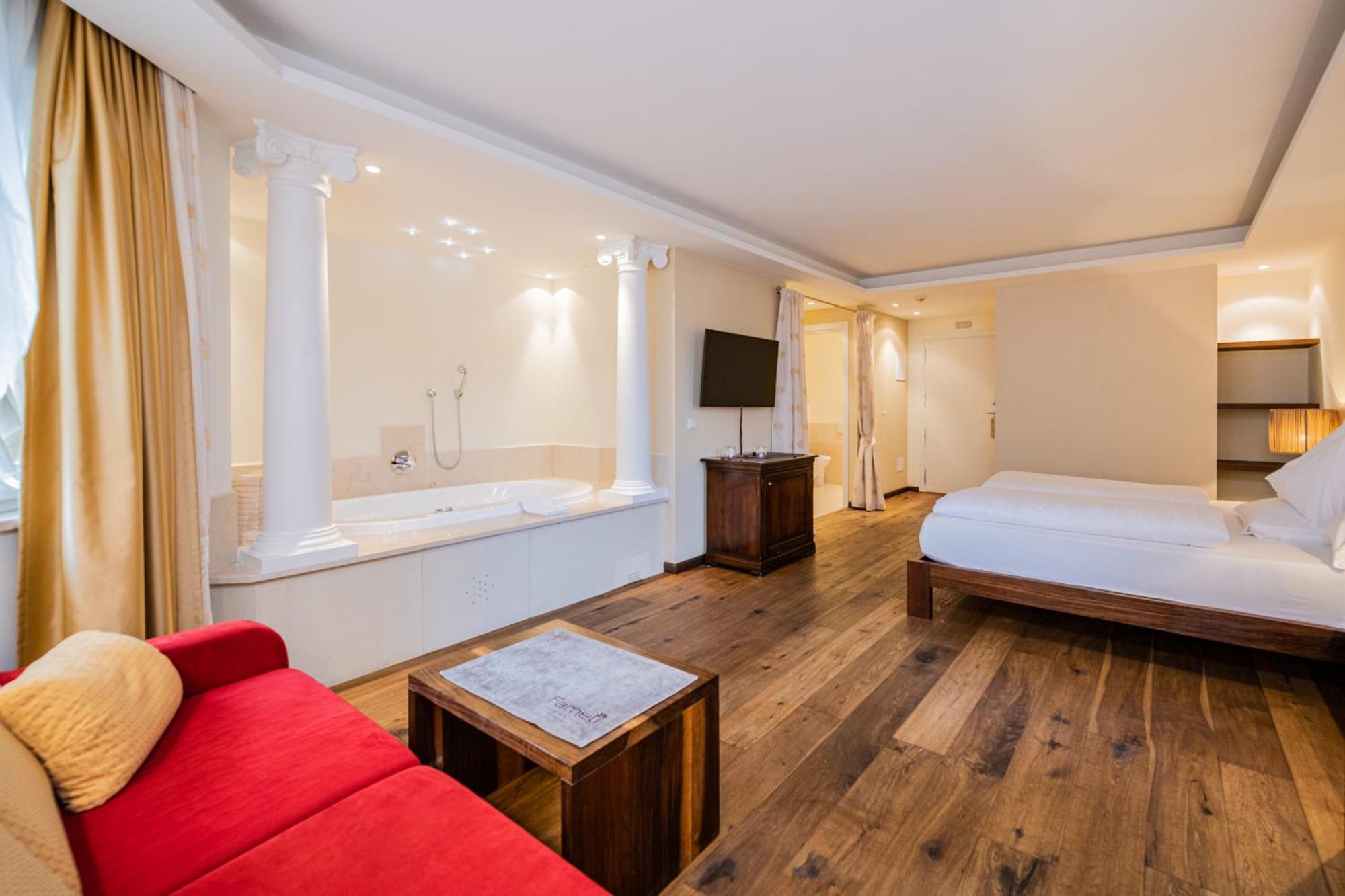 Hotel Fameli Olang Стая снимка