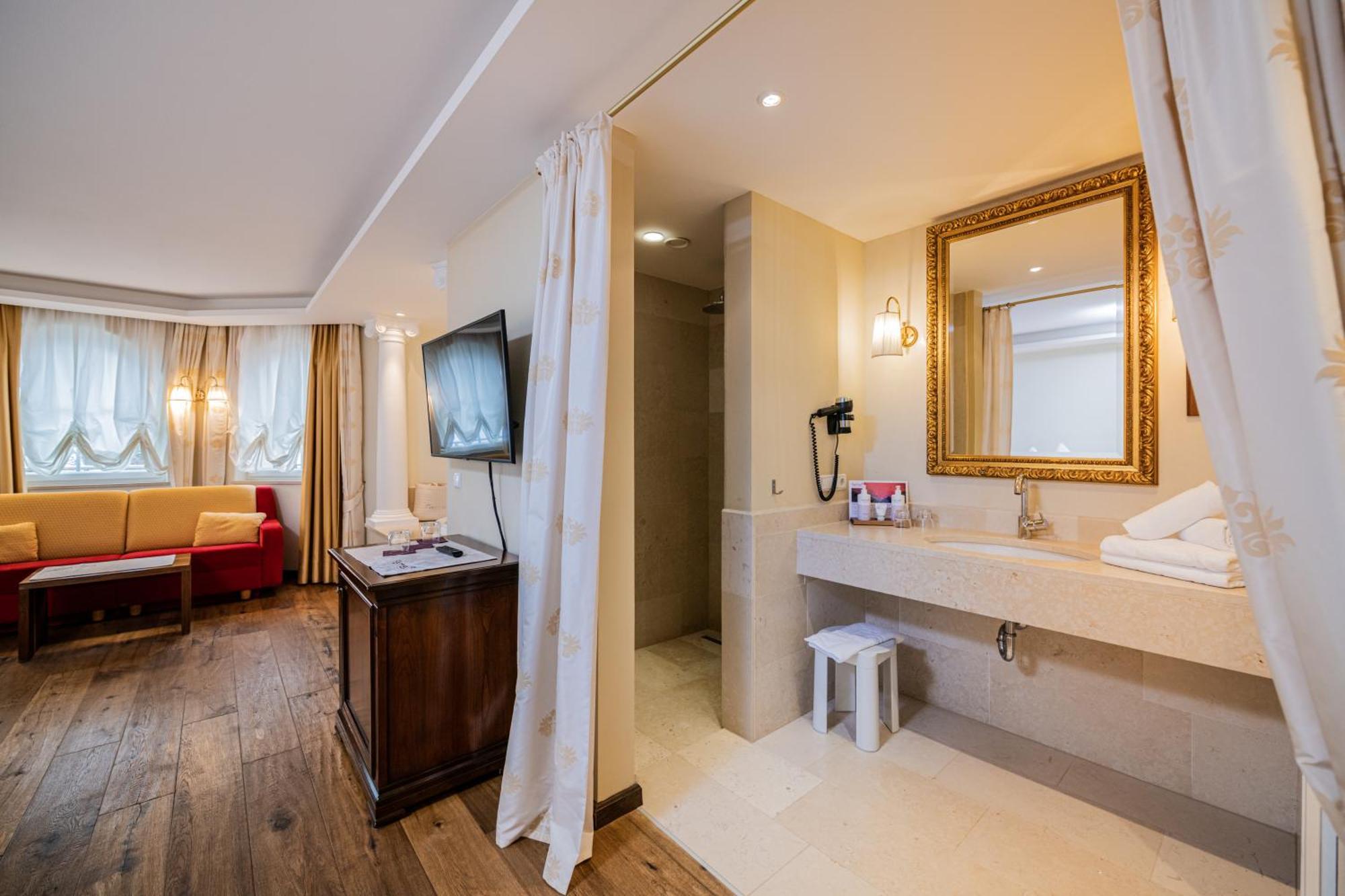 Hotel Fameli Olang Стая снимка