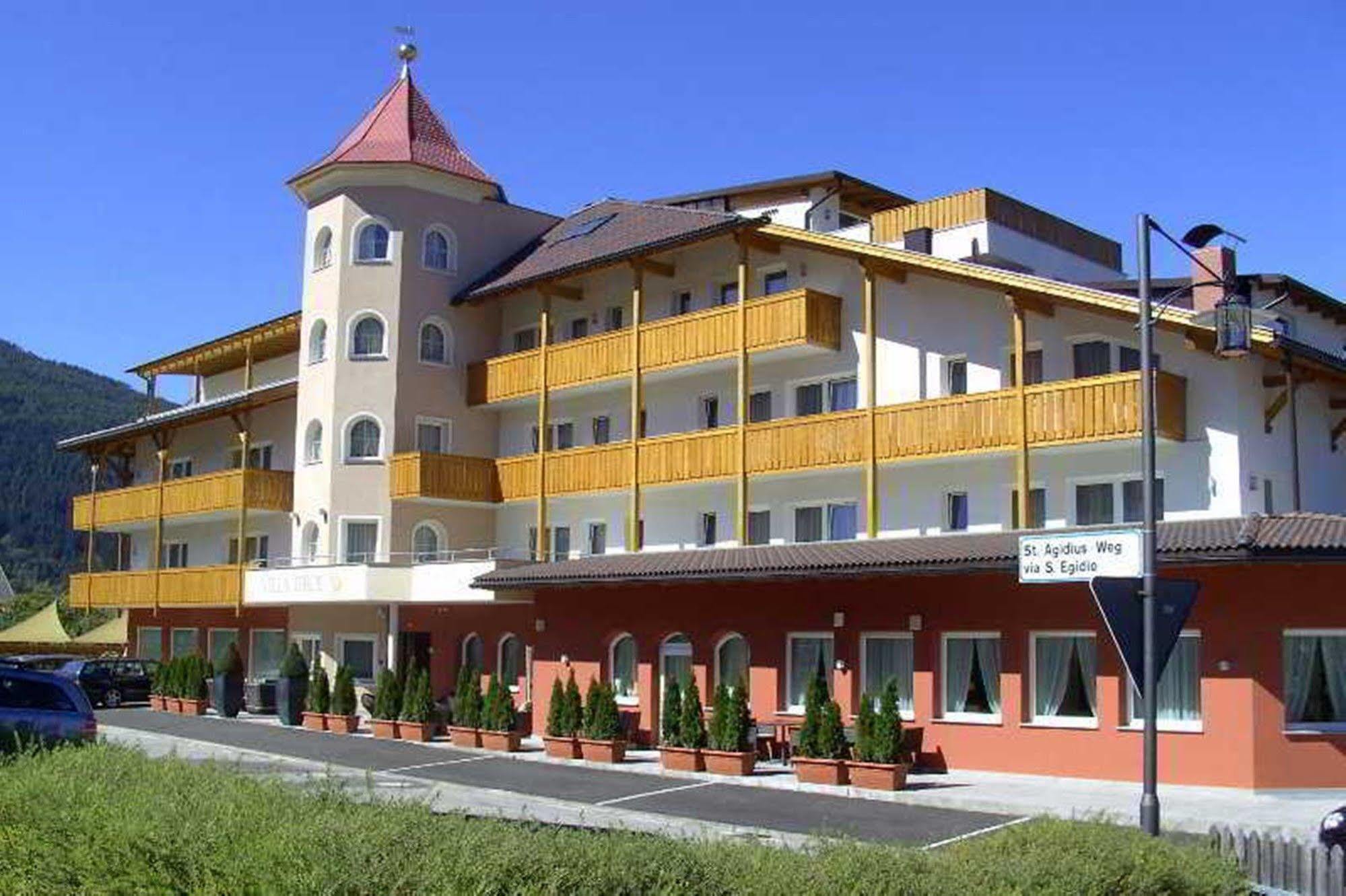 Hotel Fameli Olang Екстериор снимка